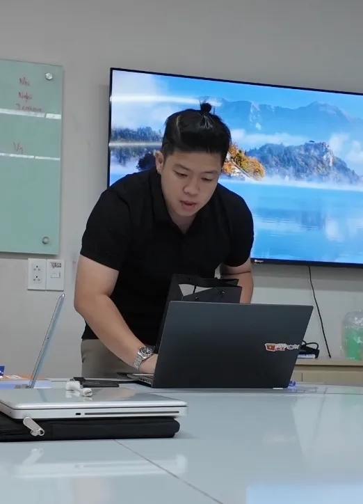 Thầy Duy đang dạy